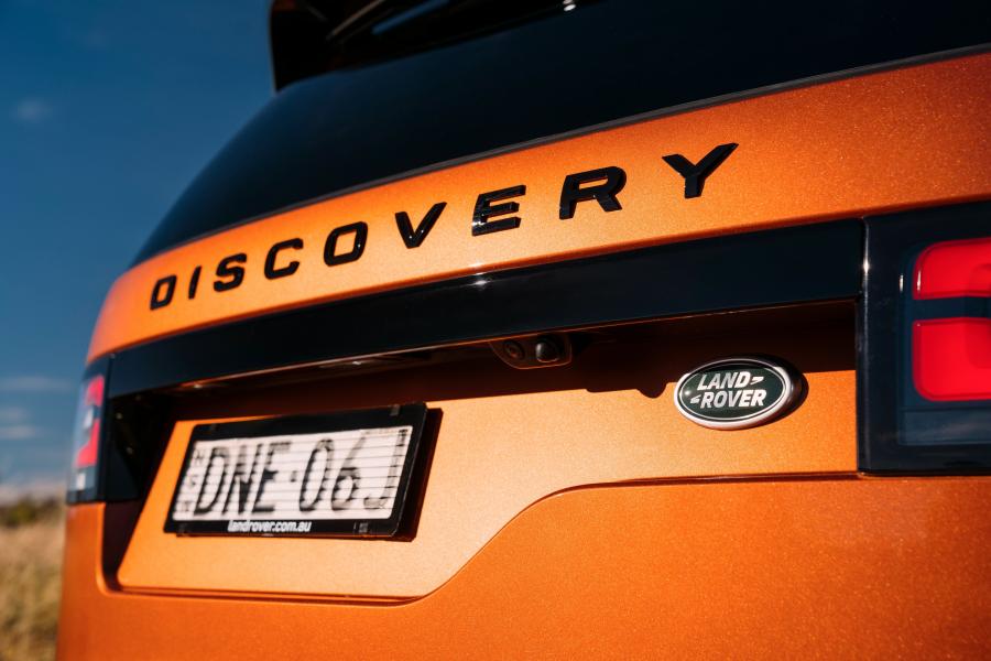 Логотип Land Rover Discovery First Edition 2017 года  (AU) (фото 7 из 40)